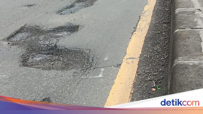 Jalan Parung-Ciputat Penuh Lubang di Mana-mana!