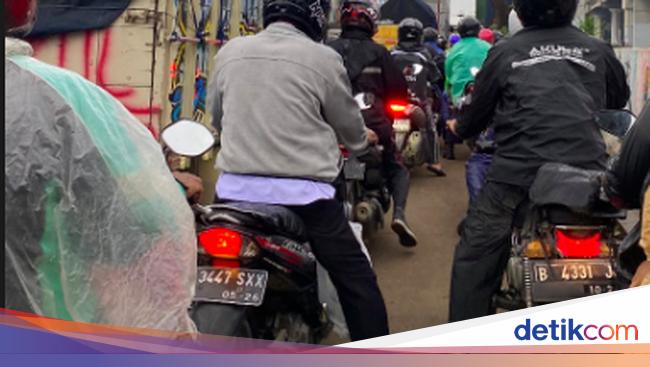 Truk Mogok Depan Stasiun Ancol Bikin Lalin Macet, TransJ Terganggu