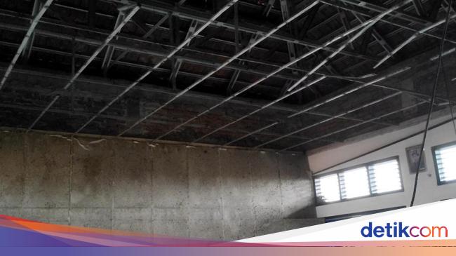 Plafon bangunan SDN 05 Pademangan Timur ambruk akibat hujan