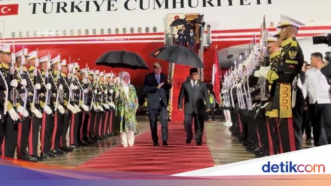 Momen Erdogan Payungi Prabowo saat Tiba di Bandara Halim