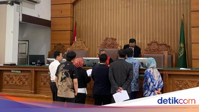 Debat Panas Kubu Hasto Vs KPK sampai Hakim Tegur Jangan Teriak-teriak