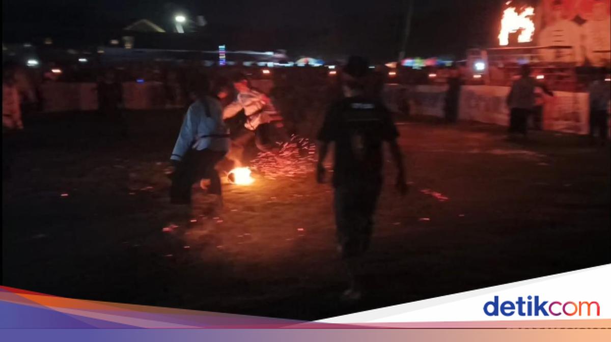 Atraksi Sepak Bola Api, Tradisi Sambut Ramadan Ala Santri Cirebon