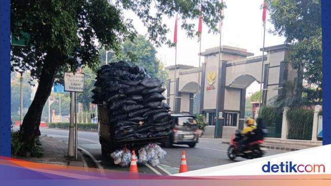 Hati-hati Ada Truk Pecah Ban di Jalan Senopati Jaksel