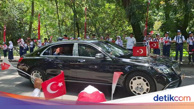 Saat Sambutan Pelajar dan Warga Bogor Disambut Lambaian Tangan Erdogan