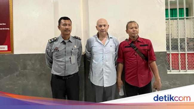 Penampakan Anak Bos Prodia Pembunuh ABG di Jaksel Diserahkan ke Jaksa