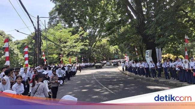 Pelajar dan Warga Antusias Sambut Presiden Turki Erdogan ke Istana Bogor