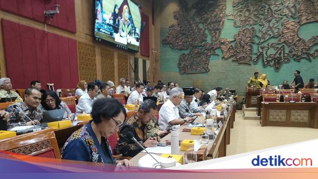 Mendikti Sebut Bantuan PTN Kena Efisiensi: Kemungkinan Uang Kuliah Naik