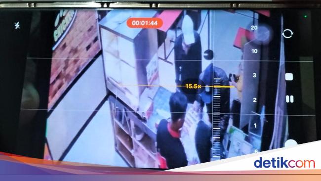 Viral 2 Bule Terekam CCTV Tipu Modus Tukar Uang di Sragen