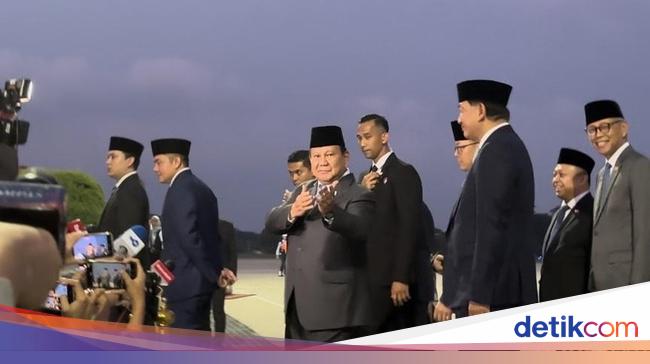 Momen Prabowo Unjuk Jurus Silat Usai Antar Erdogan di Lanud Halim