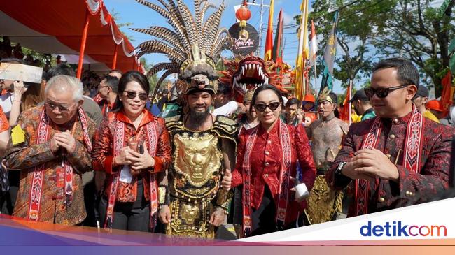 Zita Puji Pesona Festival Cap Go Meh & Keunikan Batu Alien di Singkawang