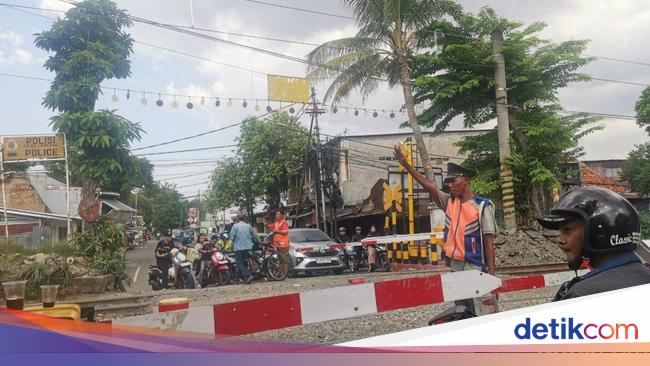 Nestapa Penjaga Palang Kereta, Kerja Siang-Malam Dibayar Seikhlasnya