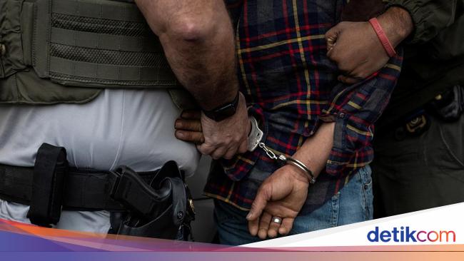 Momen Polisi AS Tangkap Imigran Gelap