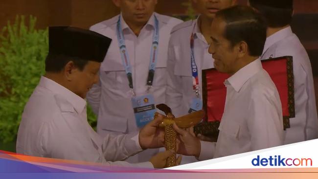 'Curcol' Jokowi Saat Paparkan Kekuatan Dukungan ke Prabowo