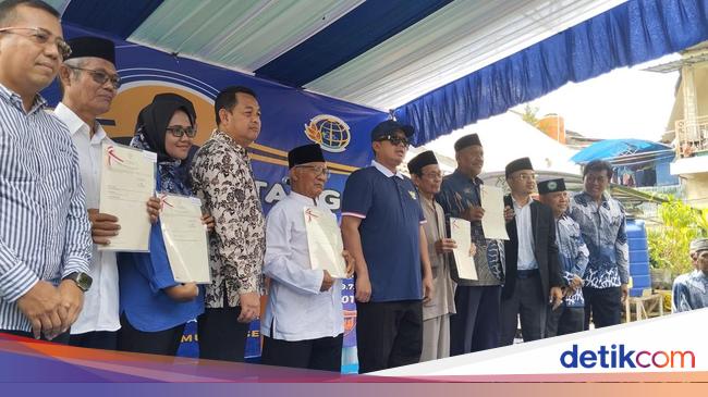 Menteri Nusron Serahkan SHGB ke Warga Kampung Nelayan Muara Angke