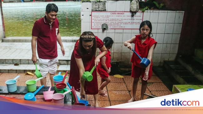 Ritual Mandi di Sumur Keramat Depok