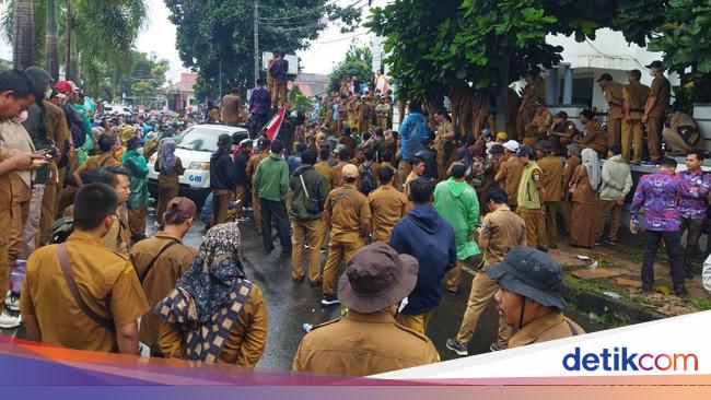 Gaji Tak Dibayar 3 Bulan, Perangkat Desa di Pandeglang Gelar Demo