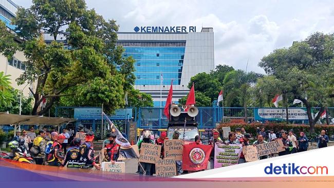 Aksi Tak Biasa Ojol Tuntut THR: Lesehan Bareng Menteri di Kemenaker