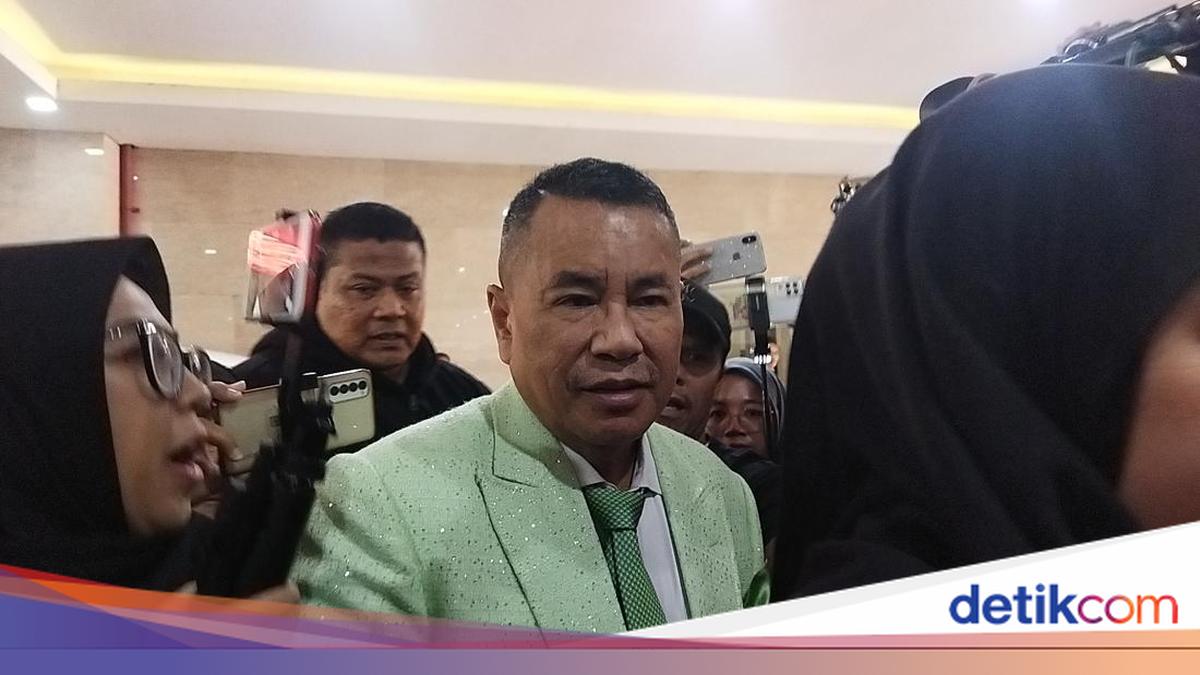 Kelakar Hotman soal Ribut dengan Razman: Mungkin Dia Mau Raba Jas Super ...