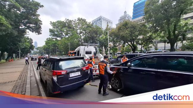 Jangan Parkir di Jalan Sekitar Monas, Melanggar Langsung Diderek