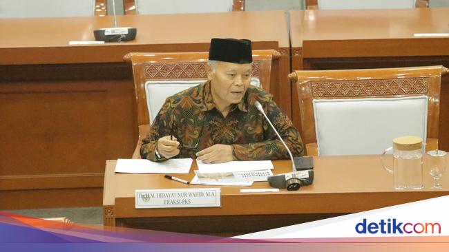 HNW Ingatkan Kemenag Tak Pangkas Dana BOS Madrasah: Tak Sejalan Inpres