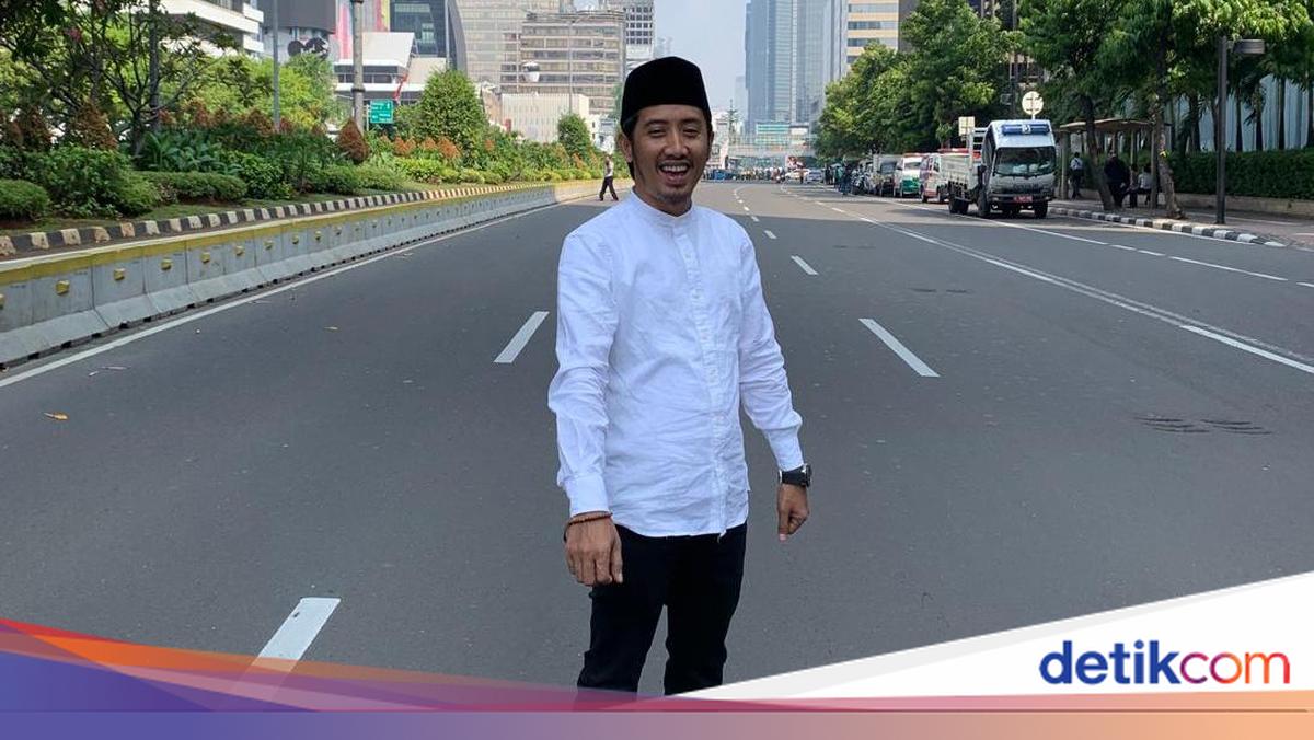 U egilib, külotsiz edi.