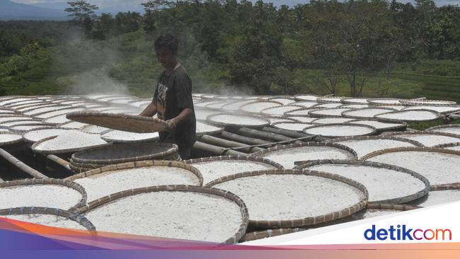 Melihat Proses Penjemuran Tepung Singkong di Tasikmalaya
