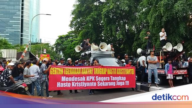 Hasto Ditahan, Massa Gertak Sujud Syukur di Depan KPK