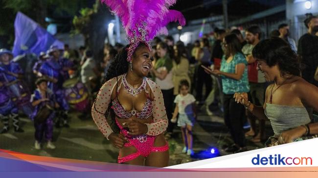 Lenggak-lenggok Penari Meriahkan Karnaval di Uruguay