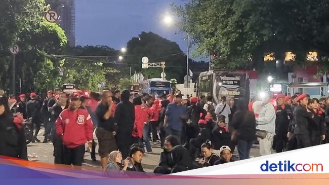 Situasi Terkini Jalan Depan KPK, Massa Demo Masih Bertahan