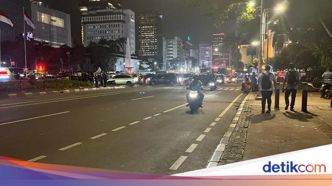 Massa Aksi ‘Indonesia Gelap’ Bubar, Jalan Medan Merdeka Barat Kembali Dibuka