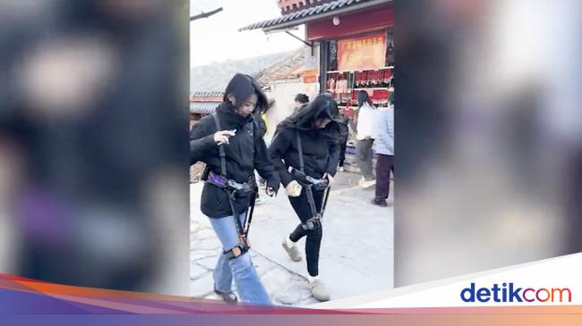 The legs become jelly, the robot helps the toughest mountain tourist in China The legs become jelly, the robot helps the toughest mountain tourist in China