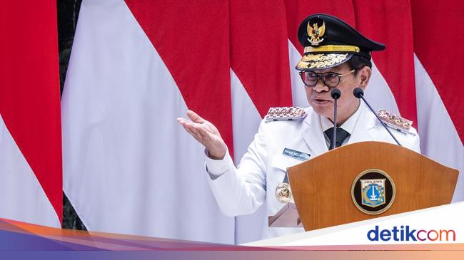 Gubernur Jakarta Pramono Anung berbincang dengan JK dalam acara kerja bakti