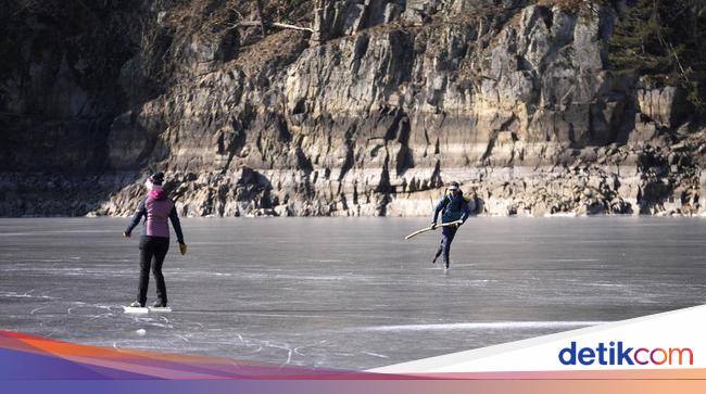 Sungai Membeku di Republik Ceko Jadi Tempat Main Ice Skating