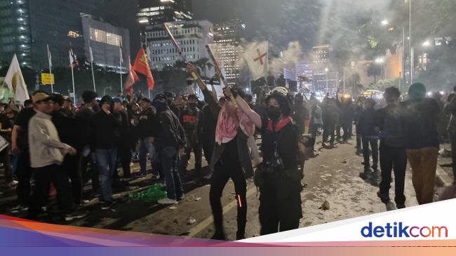 Ada yang Lempar Molotov-Petasan Saat Demo ‘Indonesia Gelap’ di Patung Kuda