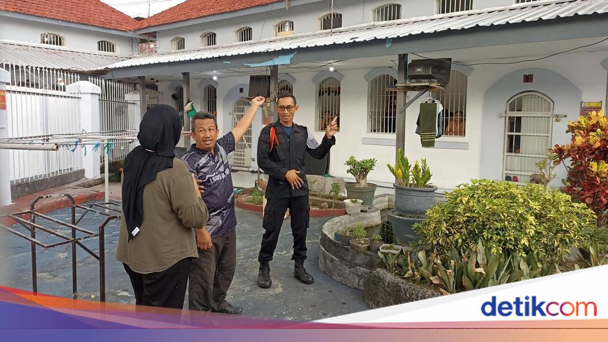 Kepala Lapas Kelas II B Blitar, Iswandi, blak-blakan terkait pungutan liar yang menawarkan sel kamar khusus kepada napi. Sel khusus tersebut disebut berada di seberang masjid lapas yang memudahkan penghuninya beribadah.

Via @detikjatim_