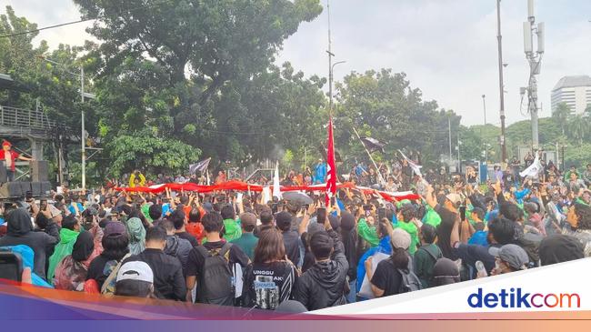 Massa 'Indonesia Gelap' Bentangkan Bendera Merah Putih Raksasa