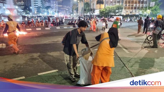 Sebagian Demonstran ‘Indonesia Gelap’ Mulai Pulang, Pasukan Oranye Beraksi