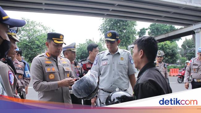 Operasi Keselamatan 2025, Polres Jakbar Bagi-bagi Helm Gratis ke Pemotor