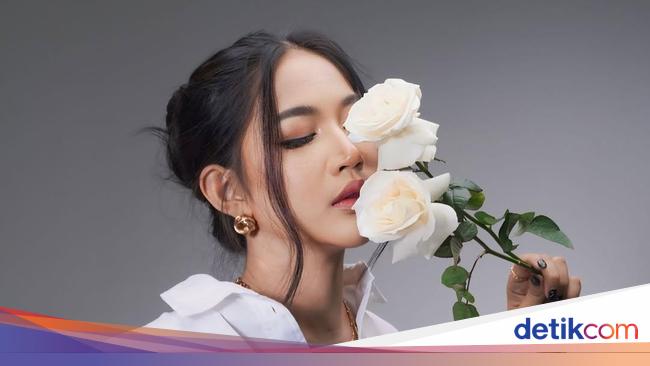 Eriska Nakesya dengan Berbagai Mode: Jaga Warsun, Berkebun, hingga Model