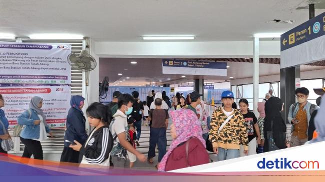 Suasana Peron Jalur 1 Stasiun Baru Tanah Abang yang Dibuka Hari Ini