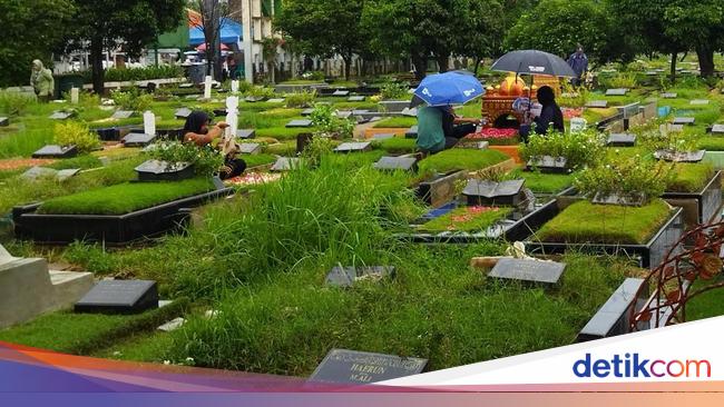 Menjelang Ramadan, Peziarah Mulai Berdatangan di TPU Semper Jakut