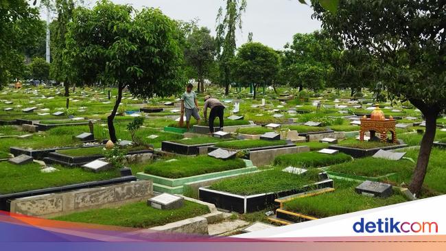 Cerita Ziarah Makam Jelang Ramadan hingga Ada yang Buka Jasa Doa