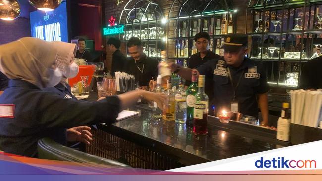 Satpol PP Bogor Razia Kafe Jelang Ramadan, 200 Botol Miras Ilegal Disita