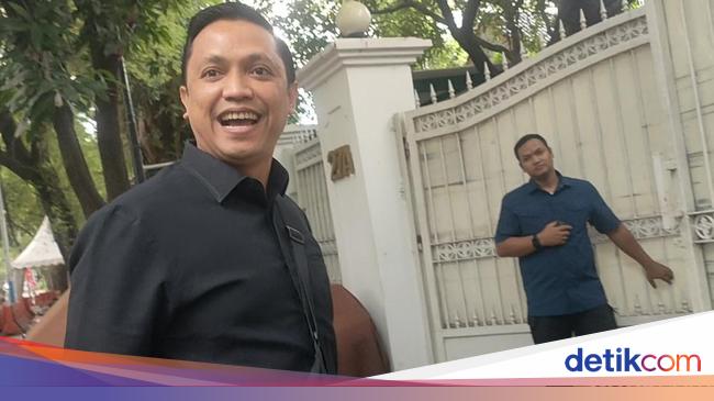 Elite PDIP Irit Bicara Saat Sambangi Rumah Megawati di Teuku Umar