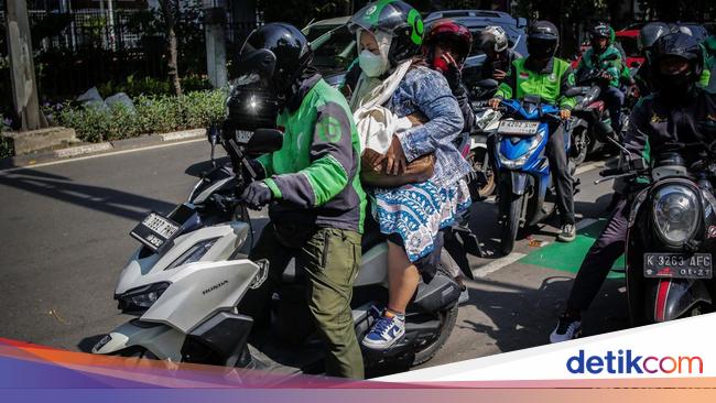 Melihat Kesibukan Ojol 'Ngebid' Sambil Menunggu Kepastian THR