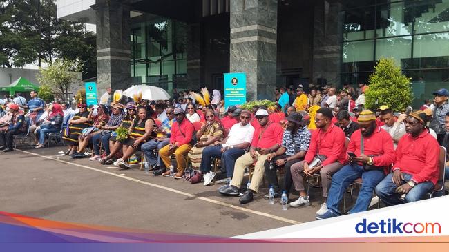 Pendukung Calon Kepala Daerah Nobar Putusan Sengketa Pilkada di Halaman MK