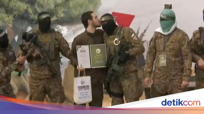 Sandera Israel Cium Kepala Militan Hamas Saat Dibebaskan