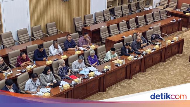 Ngadu ke DPR Tak Dibayar Istaka Karya Rp 786 M, Korban Istaka Karya Menangis