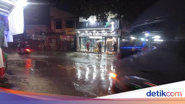 Lalin di Jalan Jatimulya Depok Sempat Tersendat Akibat Banjir