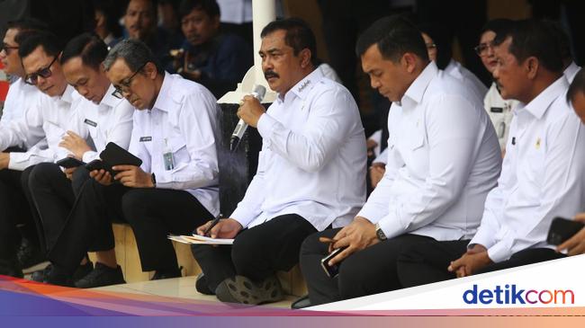 Gaya Menteri Imipas Duduk Lesehan Dengar Curhat Tahanan